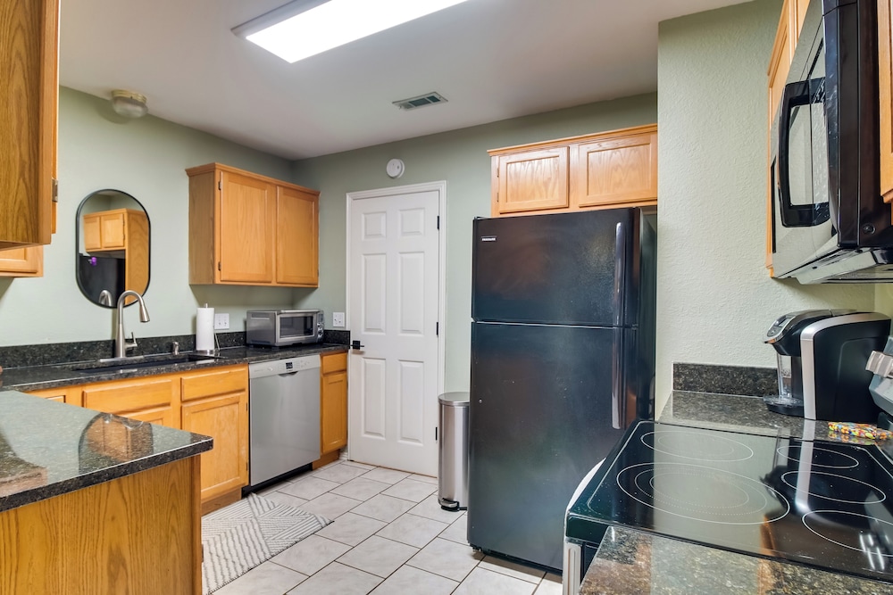 Charming Arkansas Retreat with Deck Near Downtown in Fayetteville, United States