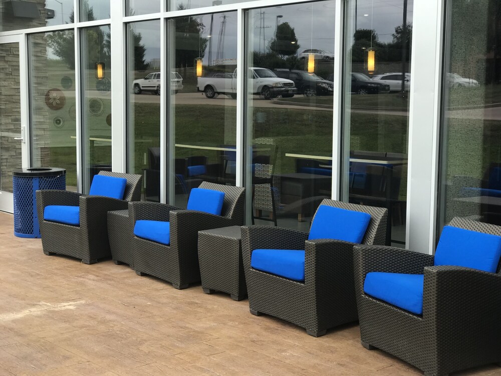 Holiday Inn Express & Suites Hannibal Medical Center by IHG - photo 22