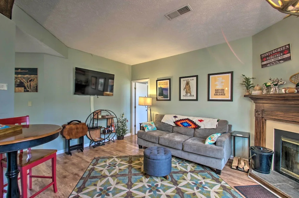 Wintergreen Resort Mountain Condo w Pool Access — hotel in Nellysford