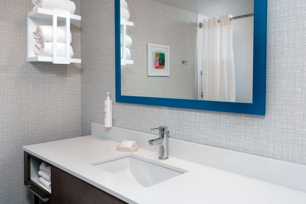 Hampton Inn Hartford Airport - photo 14