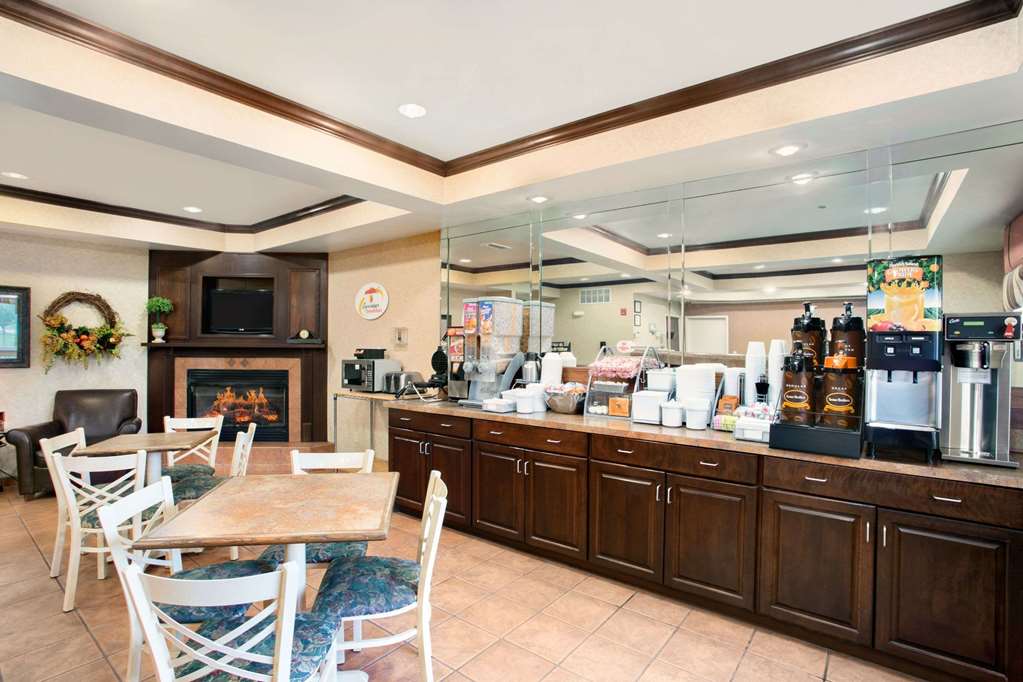 Super 8 by Wyndham Grayville - photo 22