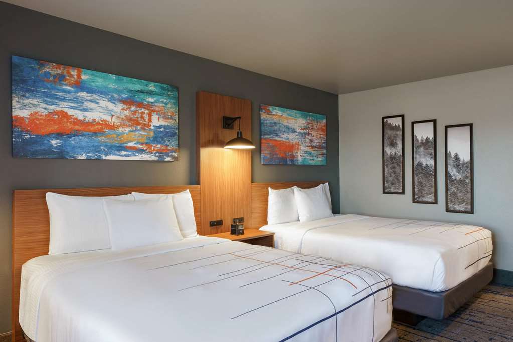 La Quinta Inn & Suites by Wyndham Springfield - photo 21