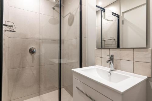 The Rose 206 Modern Studio Apartment with Pool