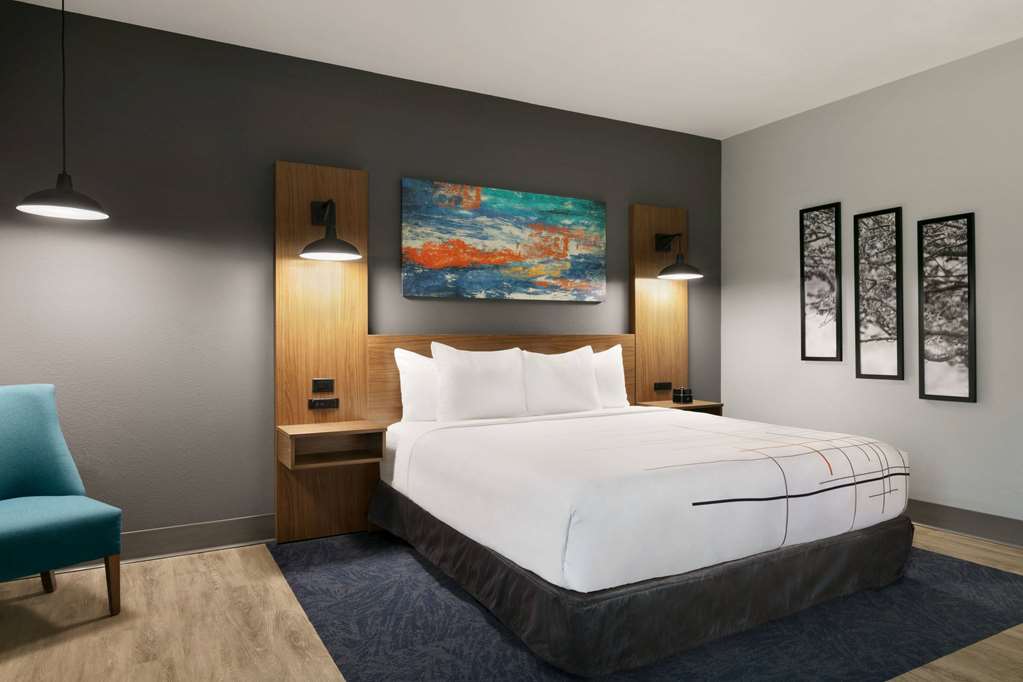 La Quinta Inn & Suites by Wyndham College Station North - photo 10