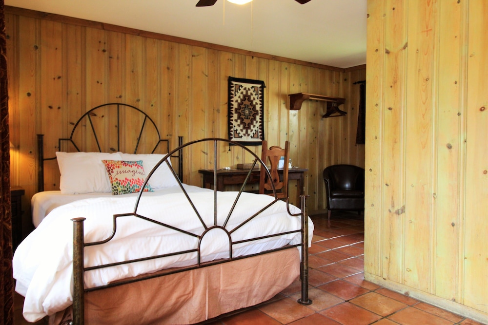 The Maverick Inn - photo 2