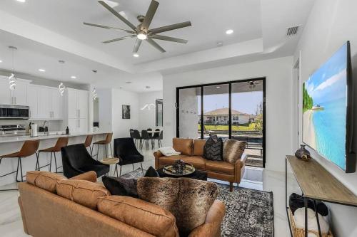 Waterfront getaway FREE heated saltwater pool
