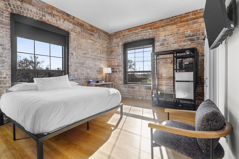 The Literary Hotel — hotel in Solon