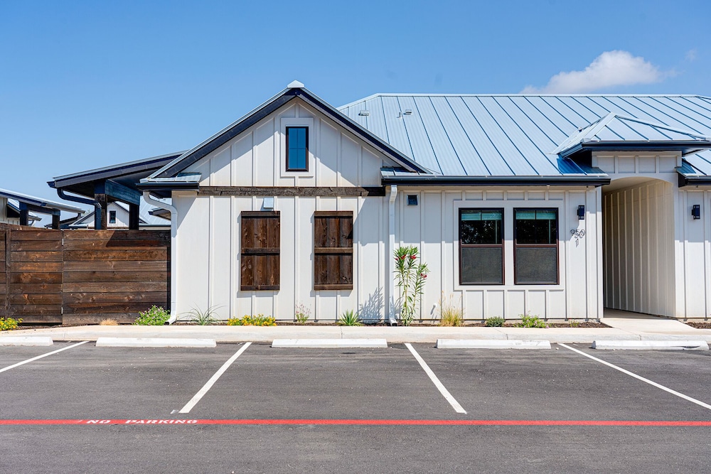 Eagle's Hideaway - carbon neutral hotel in Fredericksburg