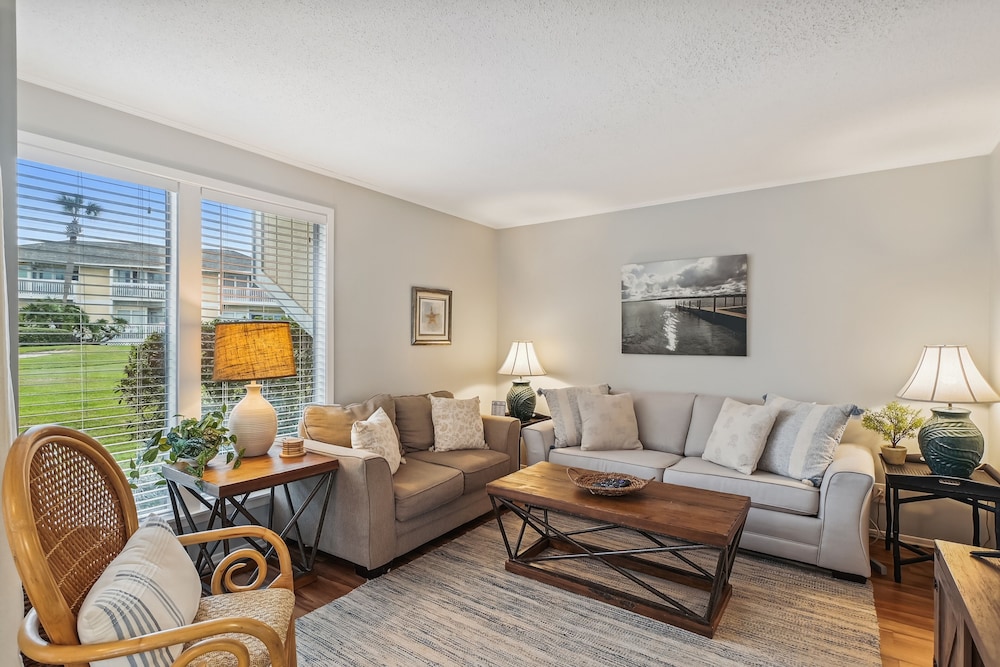 SPC 1034 is a Pet Friendly 1 BR with Free Beach Service for 2 by RedAwning — 4-Star Luxury Hotel in Destin, United States
