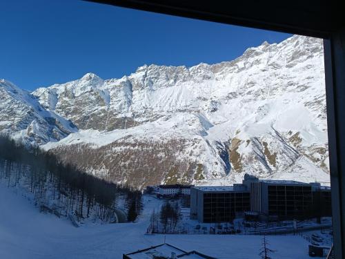 DEER LODGE Mountain view apartment with ski in access — 4-Star Luxury Hotel in Valtournenche, Italy