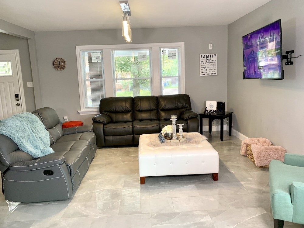 The Horseshoe Falls Villa 6BR Free Parking Minutes From Falls & Casino - photo 14