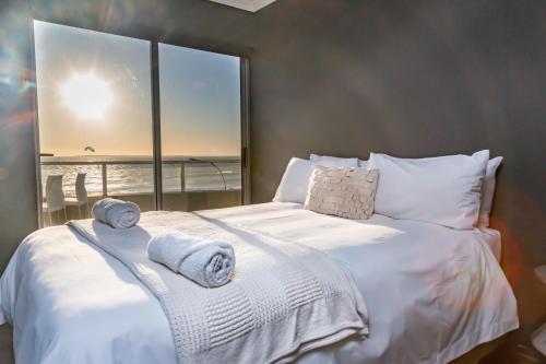 Spacious Luxury 3 Bedroom Apartment B401 Sea Spray — 4-Star Luxury Hotel in Cape Town, South Africa