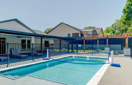 New Resort Style Oasis LED Pool & Game Room — 4-Star Luxury Hotel in Minneola, United States