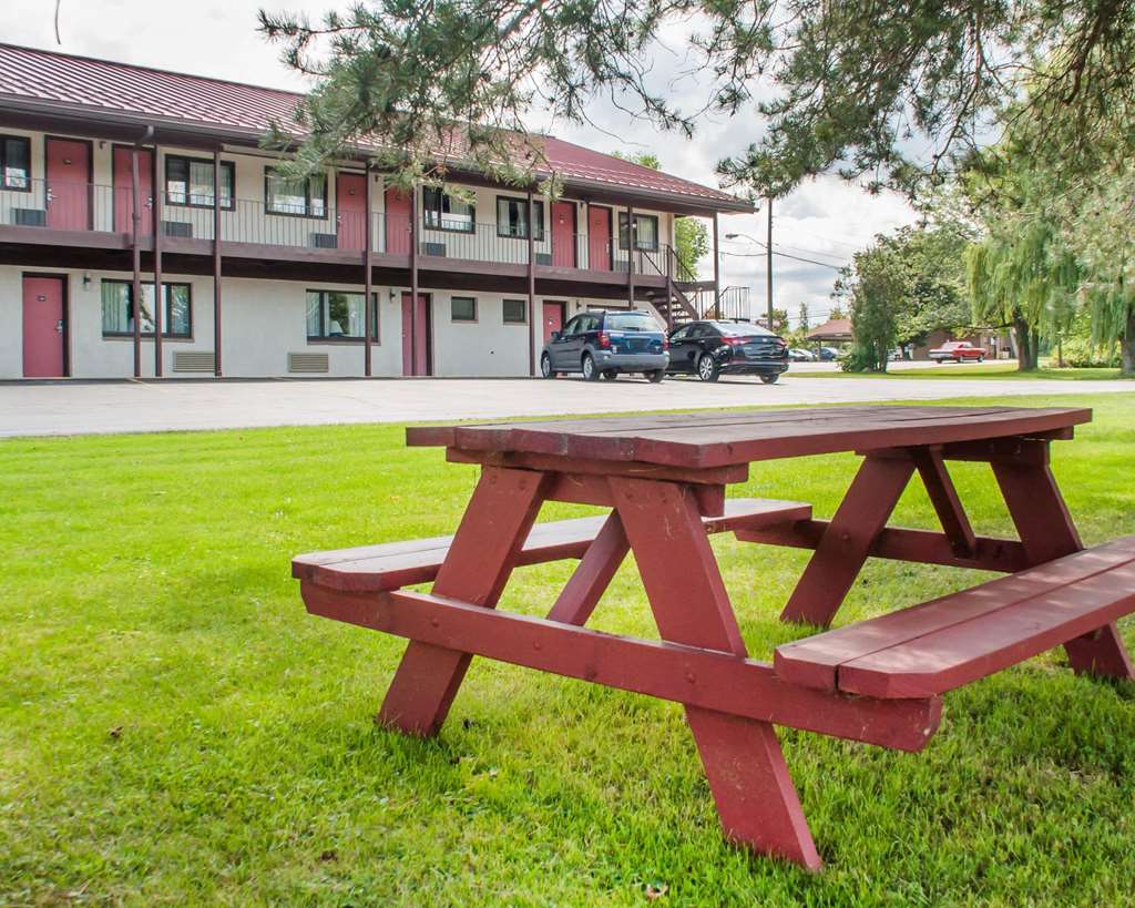 Econo Lodge South - photo 18