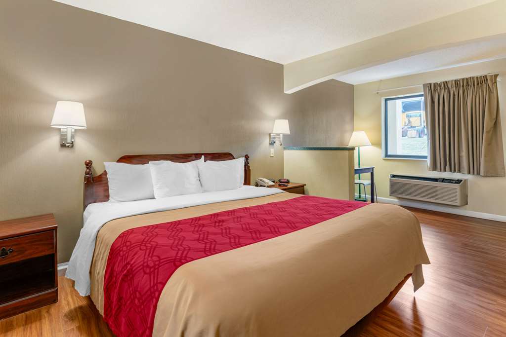 Econo Lodge Inn & Suites Southeast - photo 15