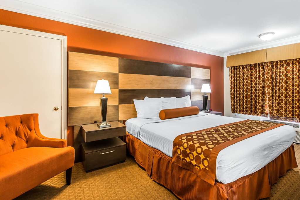 Rodeway Inn & Suites Canyon Lake Menifee West - photo 20