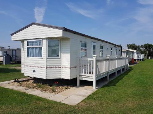 S295 3 Bed Deluxe Pet Friendly Caravan in Chapel Saint Leonards, United Kingdom