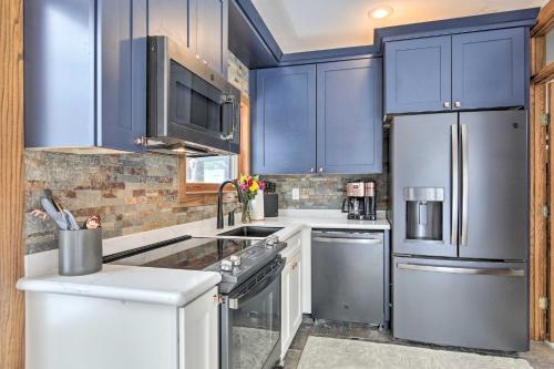 Cabin on Lake Superior about 11 Mi to Bayfield — 4-Star Luxury Hotel in Washburn, United States