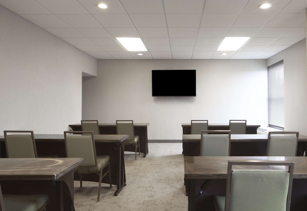 Hampton Inn Evansville - photo 30