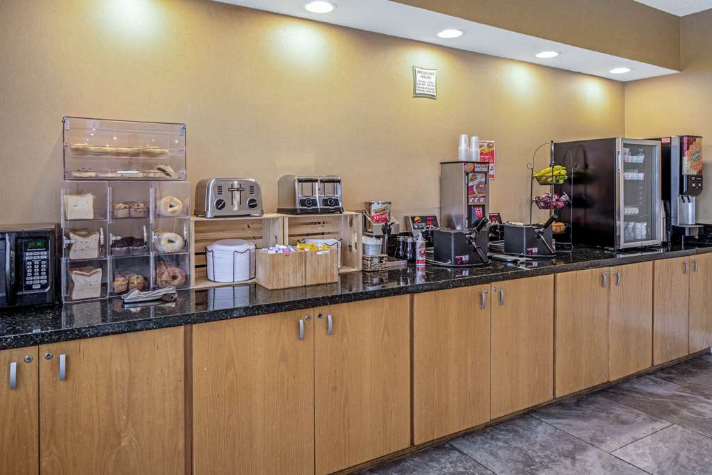 La Quinta Inn & Suites by Wyndham Naples Downtown - photo 28