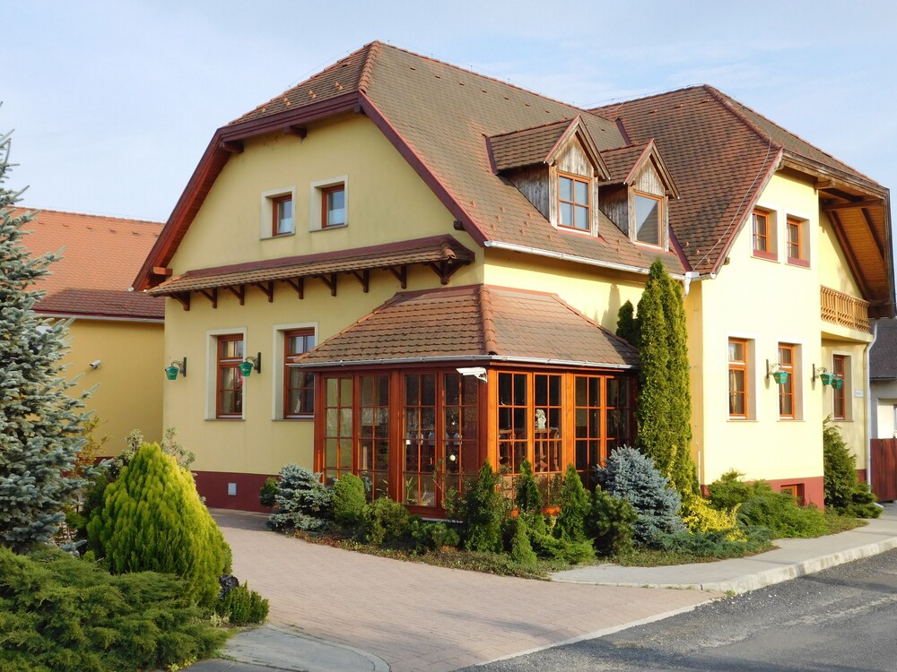 Berki Vendéglő és Hotel — hotel in Kormend