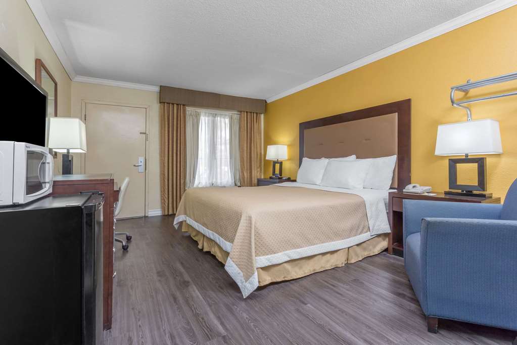 Days Inn by Wyndham Pensacola Historic Downtown - photo 12