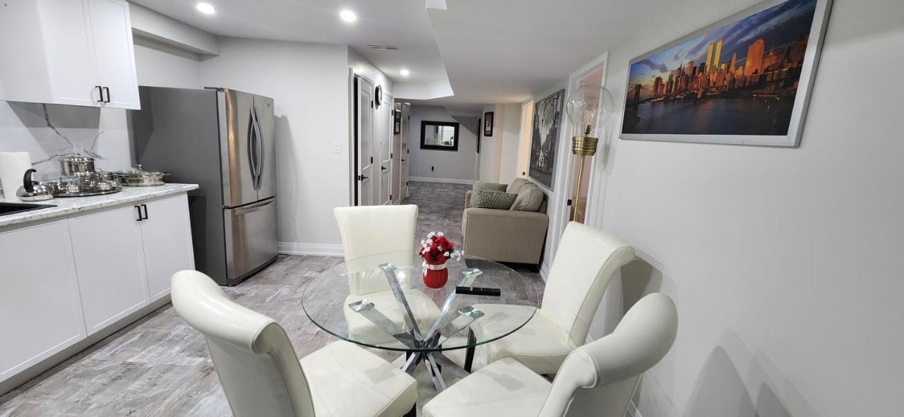 Entire 2 Bedroom Apartment in Kitchener — 4-Star Luxury Hotel in Kitchener, Canada