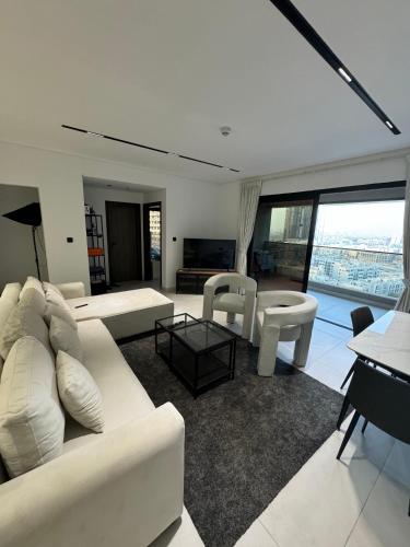 Modern & Spacious 2 Bed 2 Bath - last minute hotel in Dubai