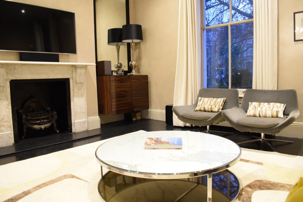 3 Bedroom Apartment in Kensington — 4-Star Luxury Hotel in London, United Kingdom