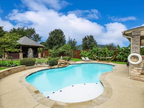 Luxury4000sqft Hot Tub Games Cinema FTWorth ATTST — 4-Star Luxury Hotel in Kennedale, United States