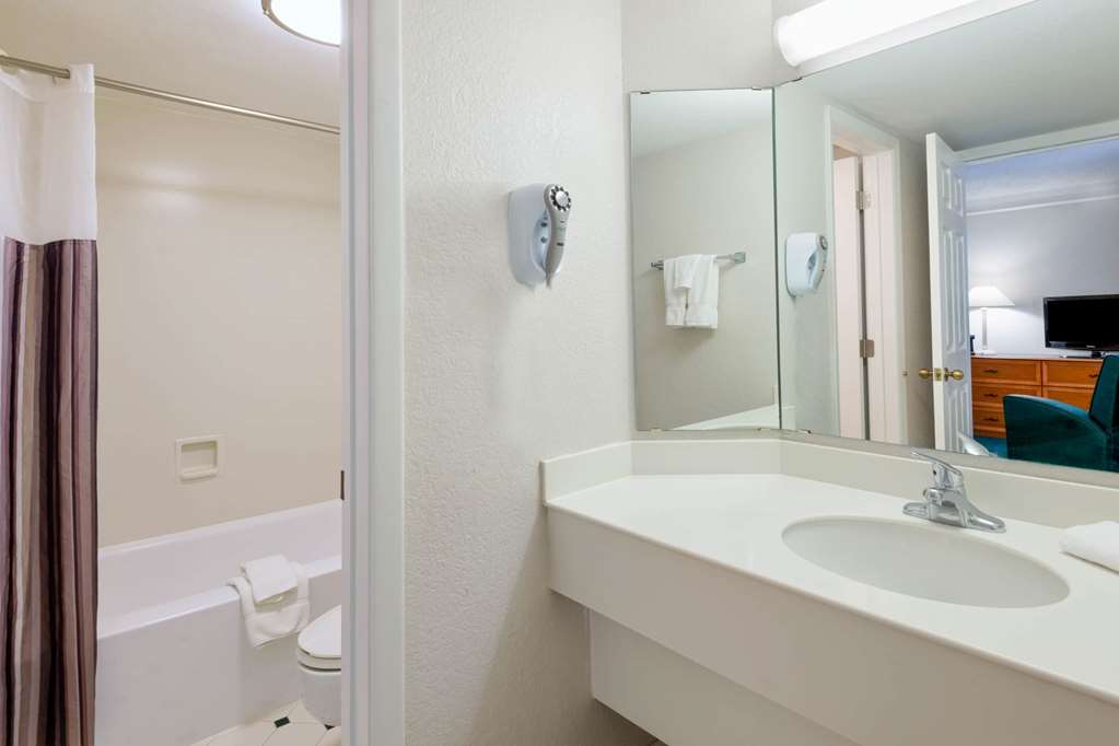 La Quinta Inn by Wyndham Farmington - photo 15