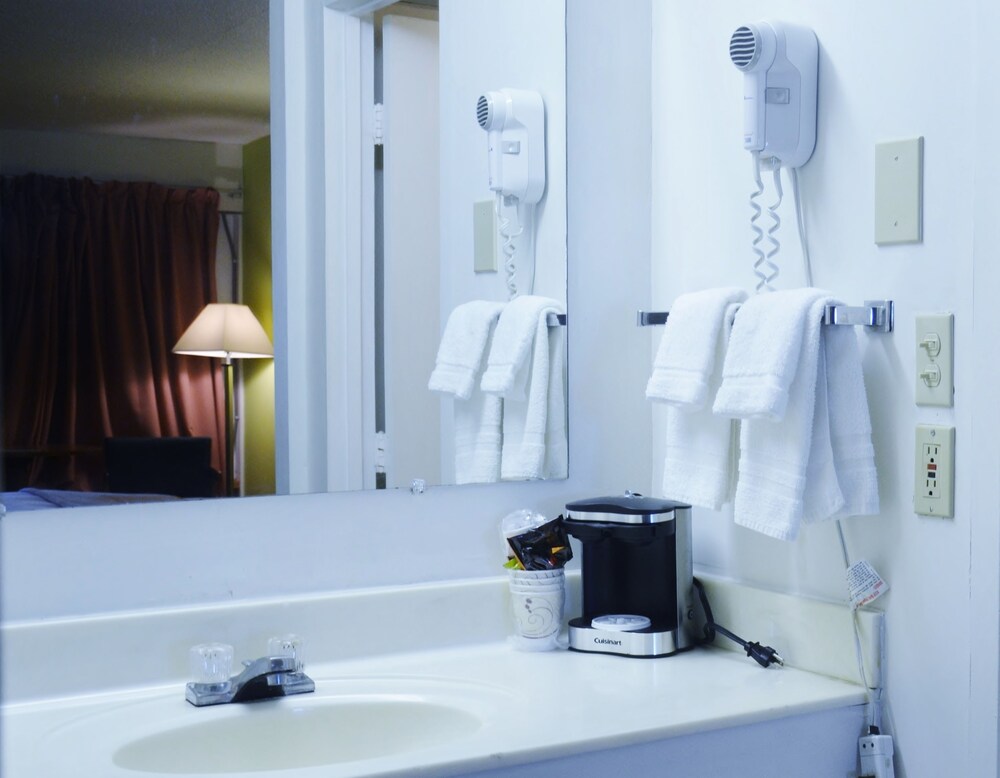 Travelodge by Wyndham Lincoln Northeast - photo 10