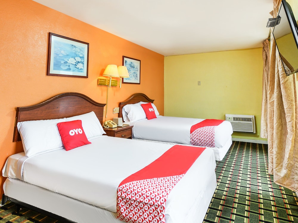OYO Hotel Downtown Peoria I 74 - photo 13