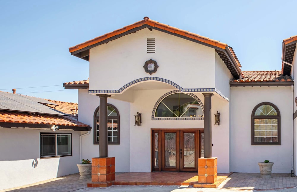 Sunny Spanish Villa Pool Parking & Privacy — 4-Star Luxury Hotel in Hacienda Heights, United States