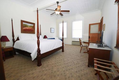 The Burnet Room — hotel in Eastland
