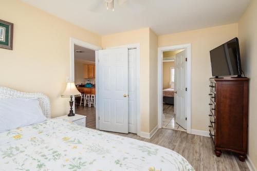 Absolute Beach by Oak Island Accommodations - photo 33