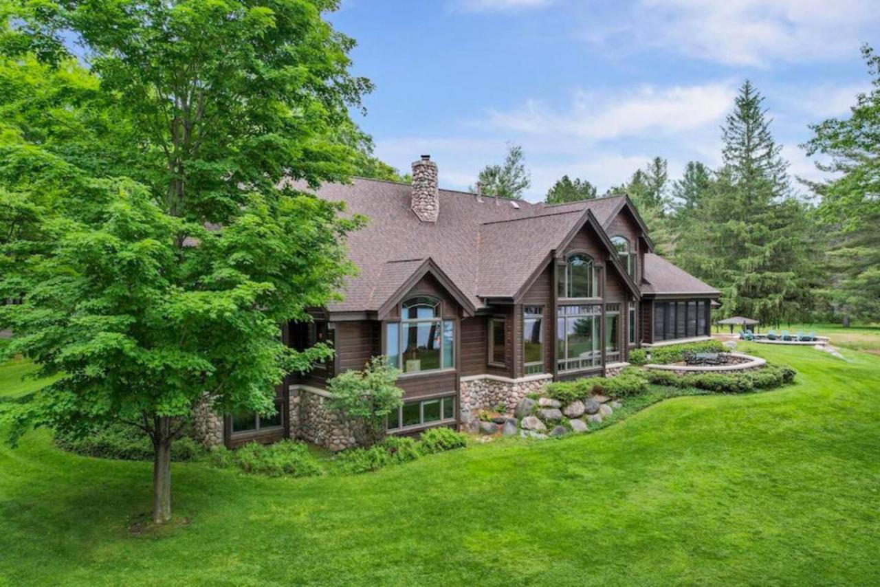 Lake Breeze Luxury Executive Retreat — hotel in Three Lakes