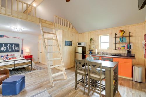 Beautiful Studio Cabin Near Greers Ferry Lake — hotel in Fairfield Bay