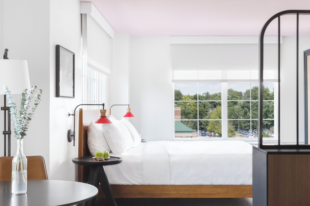 Elwood Hotel & Suites - photo 13