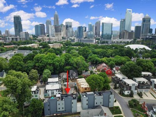 City Views RoofTop Hot Tub & Short Walk to Stadium in Charlotte, United States