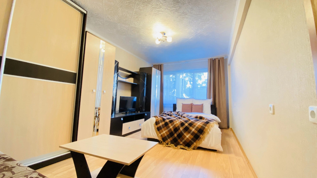 Daily Paradise on the street. Polyarnaya 40 in Severodvinsk, Russia