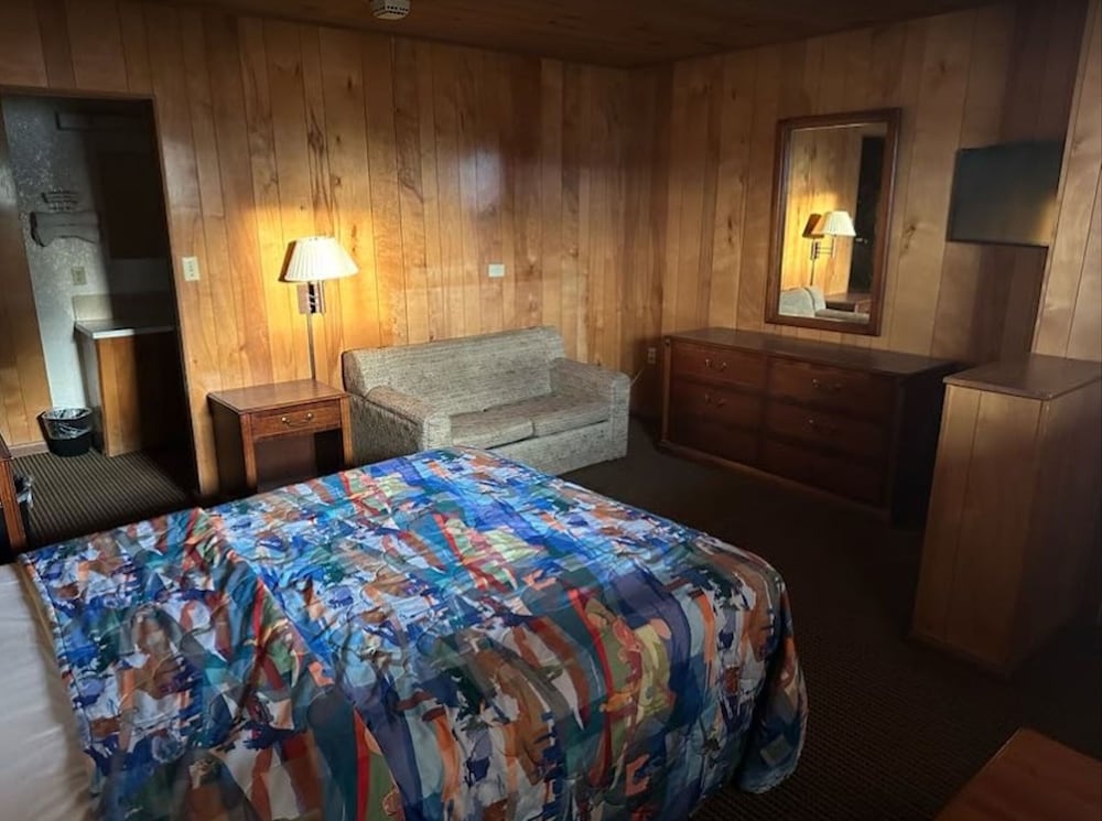 Love Hotels Western Holiday by OYO at Harlan Lake NE - photo 3