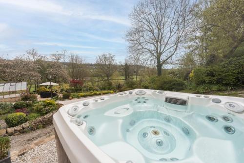 Oker Farm Luxury farmhouse with hot tub in the Peak District — 4-Star Luxury Hotel in Matlock, United Kingdom