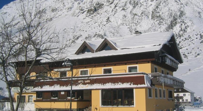 Hotel Garni Versail in Galtuer, Austria