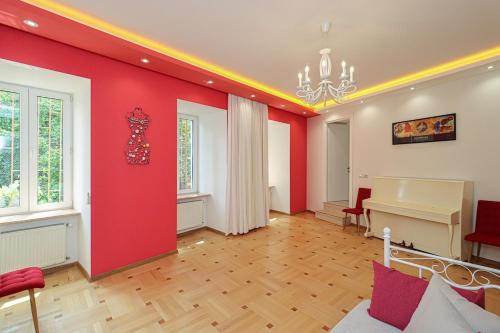 Unique 3 Apt Combo for 6 Guests by Wehost