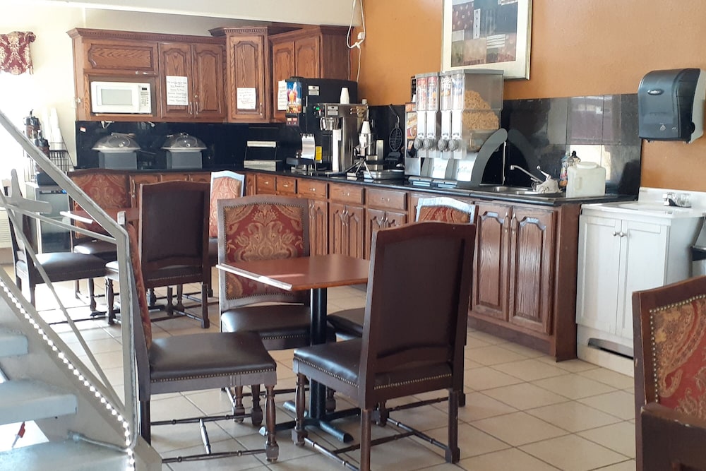 Howard Johnson Inn Salina Kansas - photo 29