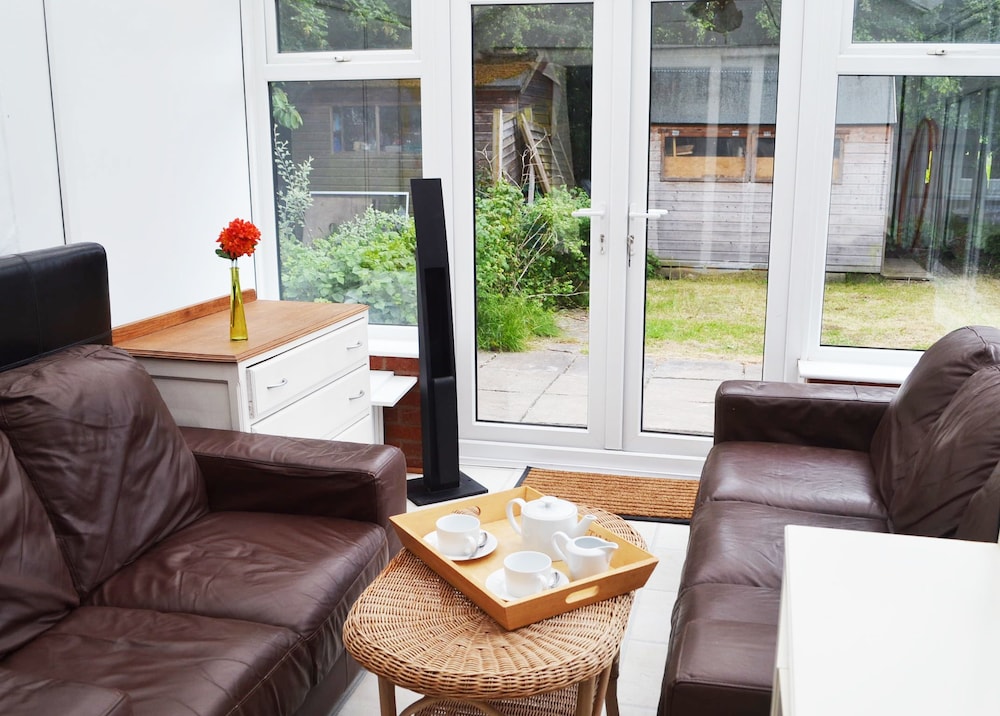 No 40 5 beds sleeps 7 in Coventry, United Kingdom