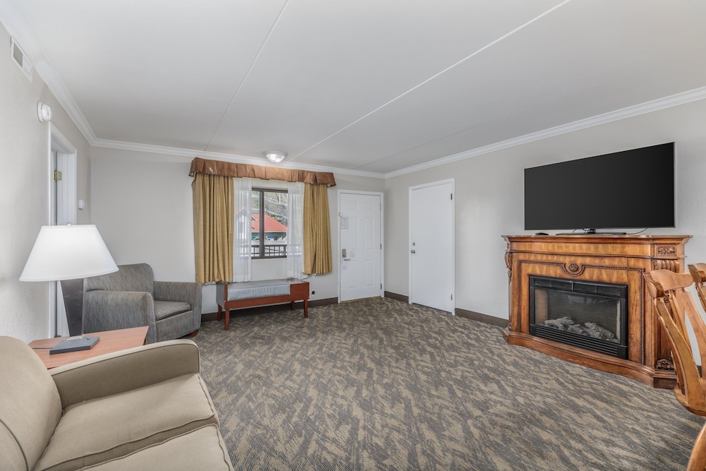 Crossroads Inn & Suites - photo 7