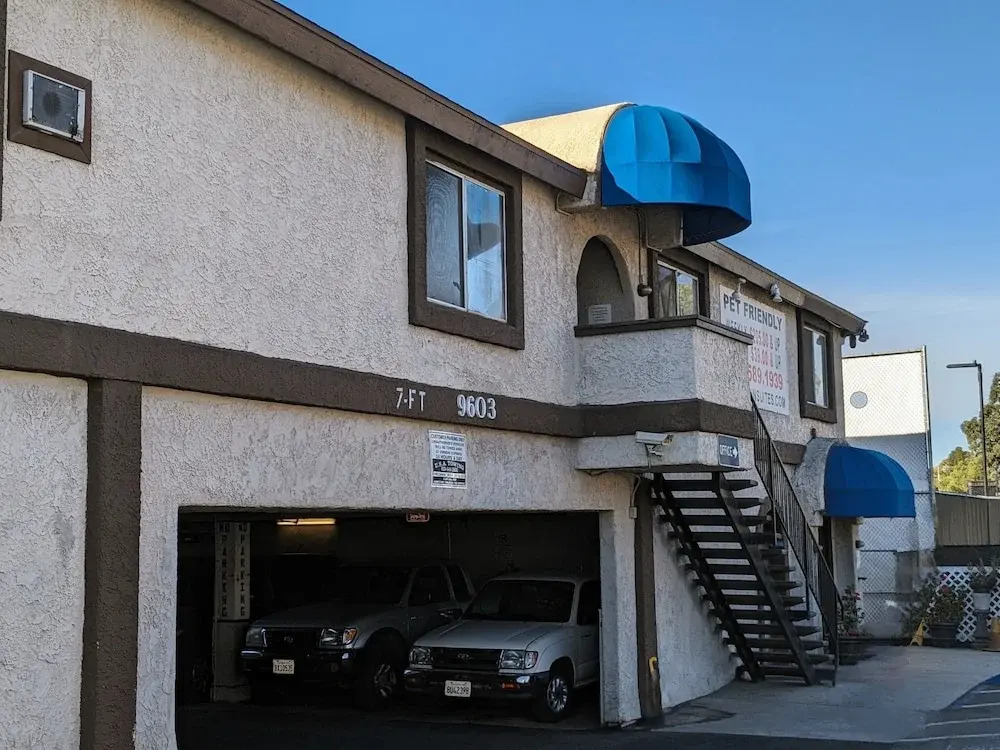 Crown Inn & Suites - photo 10