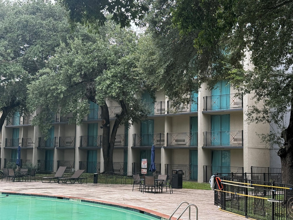 Wingate Houston near NRG Park Medical Center - photo 43